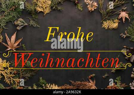 Illustrazione con 'Frohe weihnachten' scritta in lingua tedesca, con foglie e rametti. Modello di Natale per il web, carta da parati, grafica digitale Foto Stock