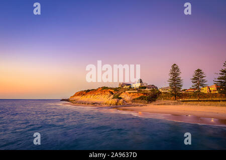 Port Noarlunga spiaggia costa al tramonto visto dal molo. Lunga esposizione delle impostazioni della fotocamera Foto Stock