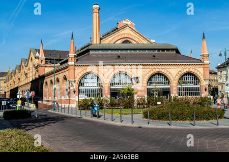 Budapest Central Market Hall. Ripristinato municipio neogotico per commercianti con negozio di generi alimentari producono sul terreno e negozio di souvenir a Budapest, Ungheria Foto Stock