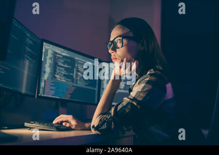 Profilo laterale foto di intelligente pensare indovinando la donna lavora a fine turno serale al posto del suo collega amministratore di sistema Foto Stock