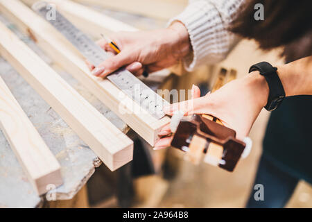 L'elaborazione manuale di legno nel laboratorio di falegnameria - marcatura e pianificazione Foto Stock