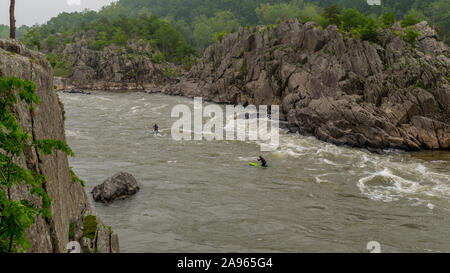 Due uomini in kayak paddlying sul fiume a Great Falls National Park, Virginia Foto Stock