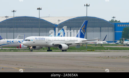 Air Astana tassare prima della partenza Foto Stock