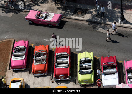 Una flotta di auto classiche americane convertibili a noleggio nel Parque Central a l'Avana, Cuba Molte delle accattivanti cable classiche americane convertibili taxi Foto Stock