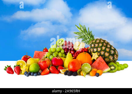 Selezione dei frutti contro uno sfondo bianco e cielo Foto Stock