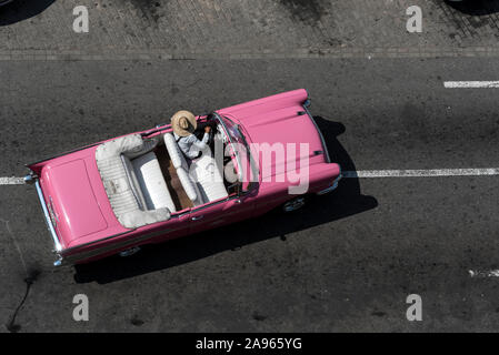 Una classica auto americana convertibile a noleggio nel Parque Central a l'Avana, Cuba Molti degli accattivanti taxi classici americani convertibili auto (taxi Foto Stock