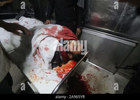 Nella Striscia di Gaza la striscia di Gaza, la Palestina. Xiii Nov, 2019. Ucciso palestinese da attacco aereo israeliano alla striscia di Gaza. La striscia di Gaza cresce il bilancio delle vittime di violenza israelo-palestinese spirali, almeno 22 palestinesi, tra cui Jihad islamica commander, ucciso a Gaza colpisce dal Martedì, come le tensioni flare. Credito: Mahmoud Khattab/Quds Net News/ZUMA filo/Alamy Live News Foto Stock