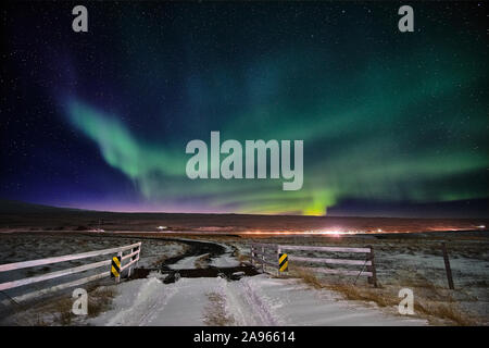 Aurora Boreale in paesaggio islandese con la neve Foto Stock