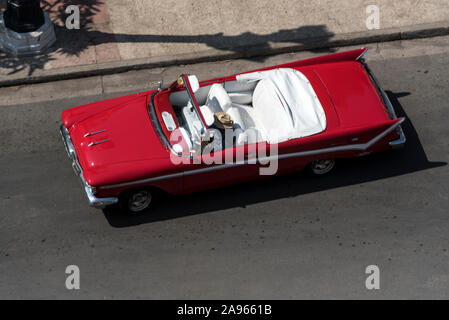 Un'auto classica americana da noleggiare per visitare i turisti a Parque Central a l'Avana, Cuba Molti degli accattivanti taxi classici americani convertibili auto Foto Stock