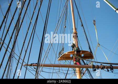 Il cantiere crossjack viene abbassata mediante gru dal mizzenmast sulla Corazzata Vittoriano HMS Warrior, ormeggiata a Portsmouth Historic Dockyard, le navi a montanti e parte del suo bompresso devono essere rimossi per restauro essenziale a Portsmouth. Foto Stock