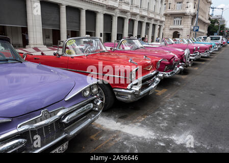 Una flotta di auto classiche americane convertibili a noleggio nel Parque Central a l'Avana, Cuba Molte delle accattivanti cable classiche americane convertibili taxi Foto Stock