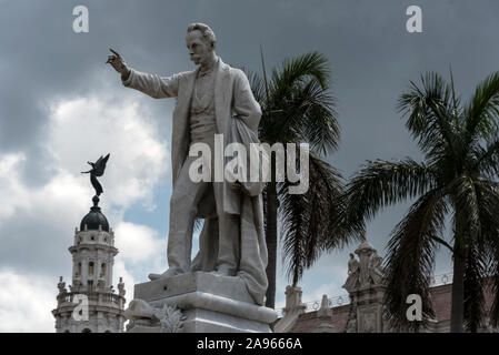 Una statua di José Julián Martí Pérez, eroe nazionale cubano (1853-1895) nel Parque Central, nel centro di l'Avana a Cuba. Era un nazionalista, poeta Foto Stock