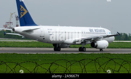 Air Astana Airbus A320 tassare Foto Stock