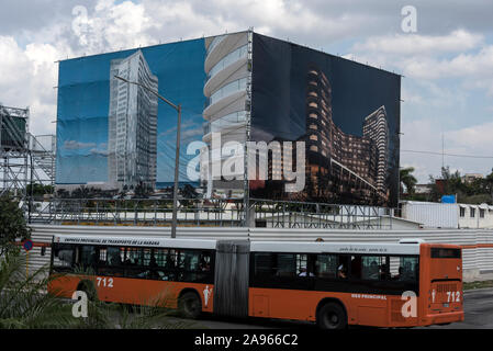 Un sito di sviluppo alberghiero lungo la strada a doppia carreggiata di 4 km, Avenida Malecón Malecon si affaccia sul mare a l'Avana, Cuba. Foto Stock