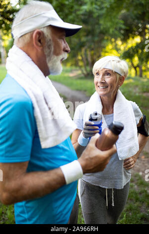 Attivo Coppia matura in esecuzione nel parco per la vita helathy Foto Stock