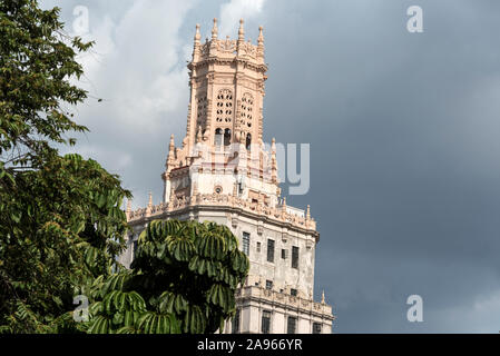 L'Art Deco di 1920s tower è la ETECSA - società di telecomunicazioni di Cuba (Empresa de Telecomunicaciones de Cuba S.A). Si tratta di un governo owne Foto Stock