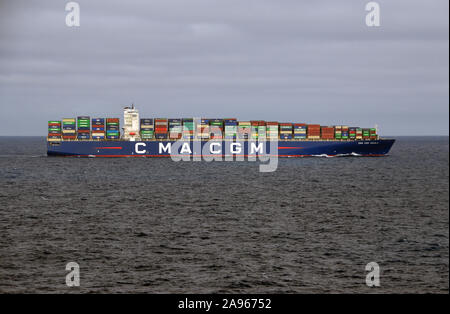 Il francese CMA CGM 'AQUILA' contenitore vela nave fuori del porto di Baia di Gibilterra, Europa UE. Foto Stock