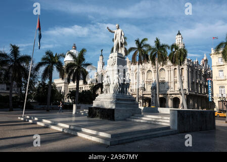 Una statua di José Julián Martí Pérez, eroe nazionale cubano (1853-1895) nel Parque Central, nel centro di l'Avana a Cuba. Era un nazionalista, poeta Foto Stock