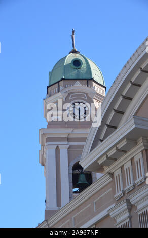 La Torre dell Orologio sulla Cattedrale cattolica romana di Santa Maria Incoronata nel Main Street, Gibilterra, Europa UE. Foto Stock