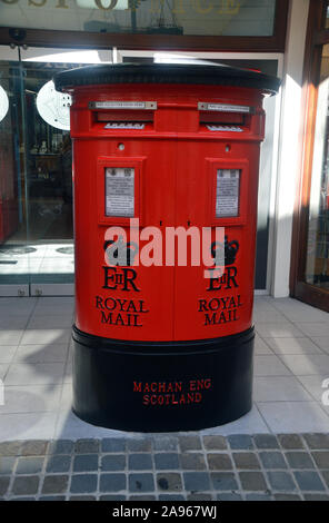 Red Double Queen Elizabeth II Regina casella postale su Main Street a Gibilterra, Europa UE. Foto Stock