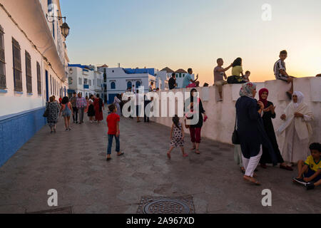 Asilah, Morocco-September 10, 2019: i turisti che visitano il terrapieno nella Medina di Asilah al crepuscolo, Marocco Foto Stock