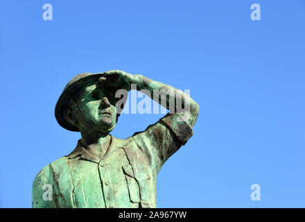 Statua in bronzo è di Gibilterra Defence Force soldato che guarda al mare in estate abito di battaglia in Piazza Casemates, Gibilterra, Europa UE. Foto Stock