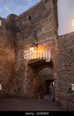 Asilah, Morocco-September 10, 2019: cancello di ingresso nel bastione a Medina del villaggio Asilah al crepuscolo, Marocco Foto Stock