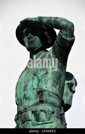 Statua in bronzo è di Gibilterra Defence Force soldato che guarda al mare in estate abito di battaglia in Piazza Casemates, Gibilterra, Europa UE. Foto Stock