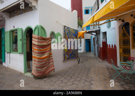 Asilah, Morocco-September 10, 2019: colorata Vecchia stretta strada con negozi nella Medina di Asilah, Marocco Foto Stock