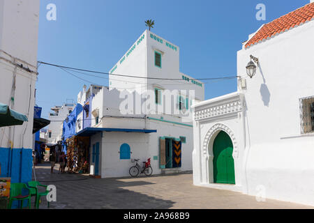 Asilah, Morocco-September 10, 2019: tradizionale di restringere la vecchia strada con negozi di souvenir nella Medina di Asilah, Marocco Foto Stock