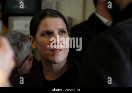 London / UK - Novembre 13, 2019: i liberali democratici leader Jo Swinson parlando ai media in una campagna elettorale Smetta al totale del Boxer palestra, nord di Londra Foto Stock