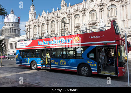 Un tour Hop on-hop off Habana bus tour autobus alla fermata del bus di fronte al Grand Theatre nel Parque Central a l'Avana, Cuba negli ultimi anni il turismo è un Foto Stock