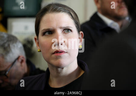 London / UK - Novembre 13, 2019: i liberali democratici leader Jo Swinson parlando ai media in una campagna elettorale Smetta al totale del Boxer palestra, nord di Londra Foto Stock
