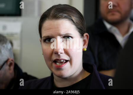 London / UK - Novembre 13, 2019: i liberali democratici leader Jo Swinson parlando ai media in una campagna elettorale Smetta al totale del Boxer palestra, nord di Londra Foto Stock