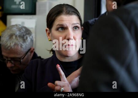 London / UK - Novembre 13, 2019: i liberali democratici leader Jo Swinson parlando ai media in una campagna elettorale Smetta al totale del Boxer palestra, nord di Londra Foto Stock