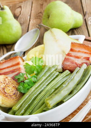 Il tedesco hotpot con fagiolini, pere e pancetta Foto Stock