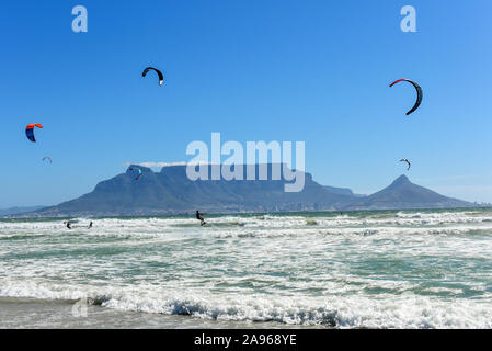 Kite Surfers godendo il vento al Cape Town Beach, Sud Africa Foto Stock