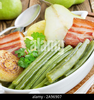 Il tedesco hotpot con fagiolini, pere e pancetta Foto Stock