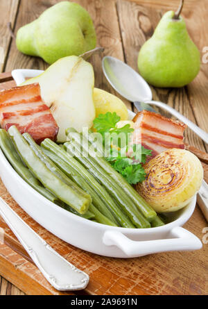 Il tedesco hotpot con fagiolini, pere e pancetta Foto Stock