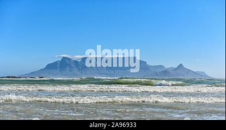 Kite Surfers godendo il vento al Cape Town Beach, Sud Africa Foto Stock