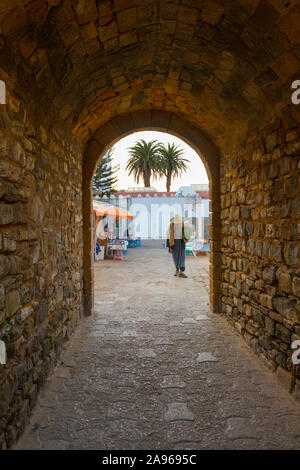 Asilah, Morocco-September 10, 2019: vista attraverso un gateway precedente all'antica Medina di Asilah, nord del Marocco Foto Stock