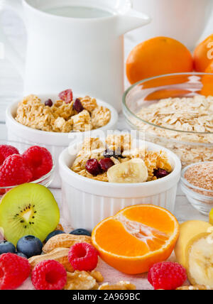 Colazione muesli croccanti cereali e frutta fresca Foto Stock