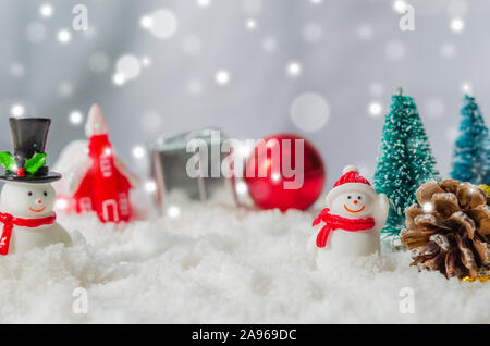 Alberi di Natale e decorazioni sulla neve Foto Stock