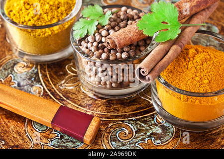 Spezie curcuma curry e coriandolo Foto Stock
