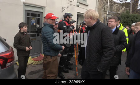 Migliore qualità disponibile Screengrab presi da PA video del primo ministro Boris Johnson visitando Fishlake, Doncaster, per incontrare la gente del posto a seguito della recente inondazione. Foto Stock