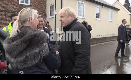 Migliore qualità disponibile Screengrab presi da PA video del primo ministro Boris Johnson visitando Fishlake, Doncaster, per incontrare la gente del posto a seguito della recente inondazione. Foto Stock