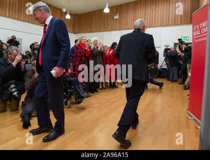 Glasgow, Regno Unito. Xiii Nov, 2019. Nella foto: (sinistra) Richard Leonard MSP - leader dello Scottish Labour Party; (destra) Jeremy Corbyn MP - Leader del partito laburista. Leader laburista Jeremy Corbyn tours circoscrizioni chiave in Scozia come parte del più grande popolo-powered campagna nella storia del nostro paese. Jeremy Corbyn indirizzi attivisti sindacali e di campagna tra sedi per chiavetta in Scozia a fianco del lavoro scozzese candidati. Credito: Colin Fisher/Alamy Live News Foto Stock