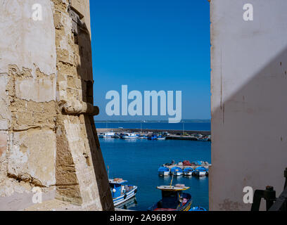 In vista del porto del Mediterraneo alla destinazione di viaggio Gallipoli in Puglia su un mare blu profondo Foto Stock