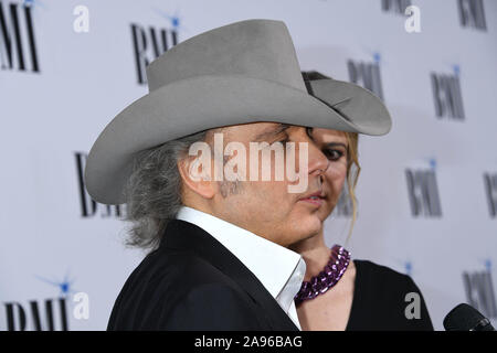 12 Novembre 2019 - Nashville, Tennessee - Dwight Yoakam. 2019 BMI Country Awards tenutosi presso il BMI Music Row quartier generale. Photo credit: Laura Farr/AdMedia /MediaPunch Foto Stock