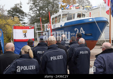 Berlino, Germania. Xiii Nov, 2019. Gli agenti di polizia sono in seguito al battesimo di una barca nuova denominato 'Schwanenwerder' dall'acqua Berlino polizia. Credito: Wolfgang Kumm/dpa/Alamy Live News Foto Stock